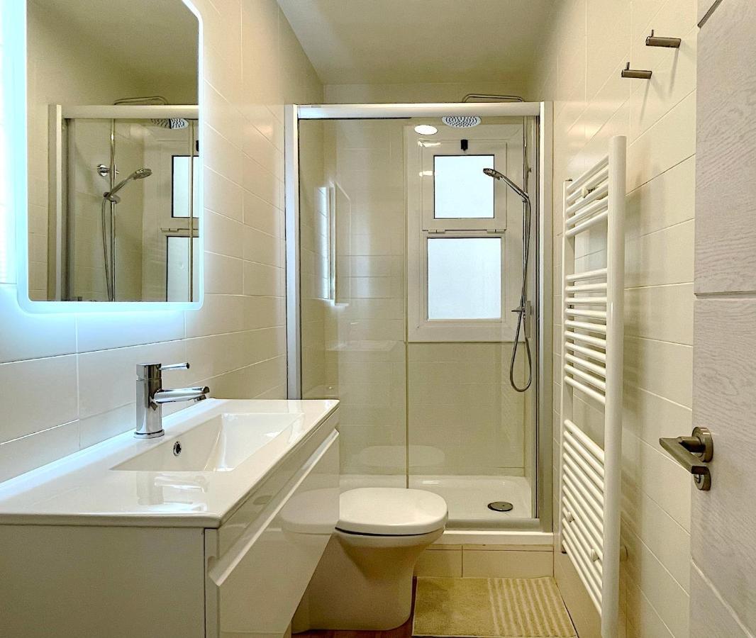 Abbott Apartment - 1 Min From The Beach - 100M2 - Sleeps 8 시체스 외부 사진